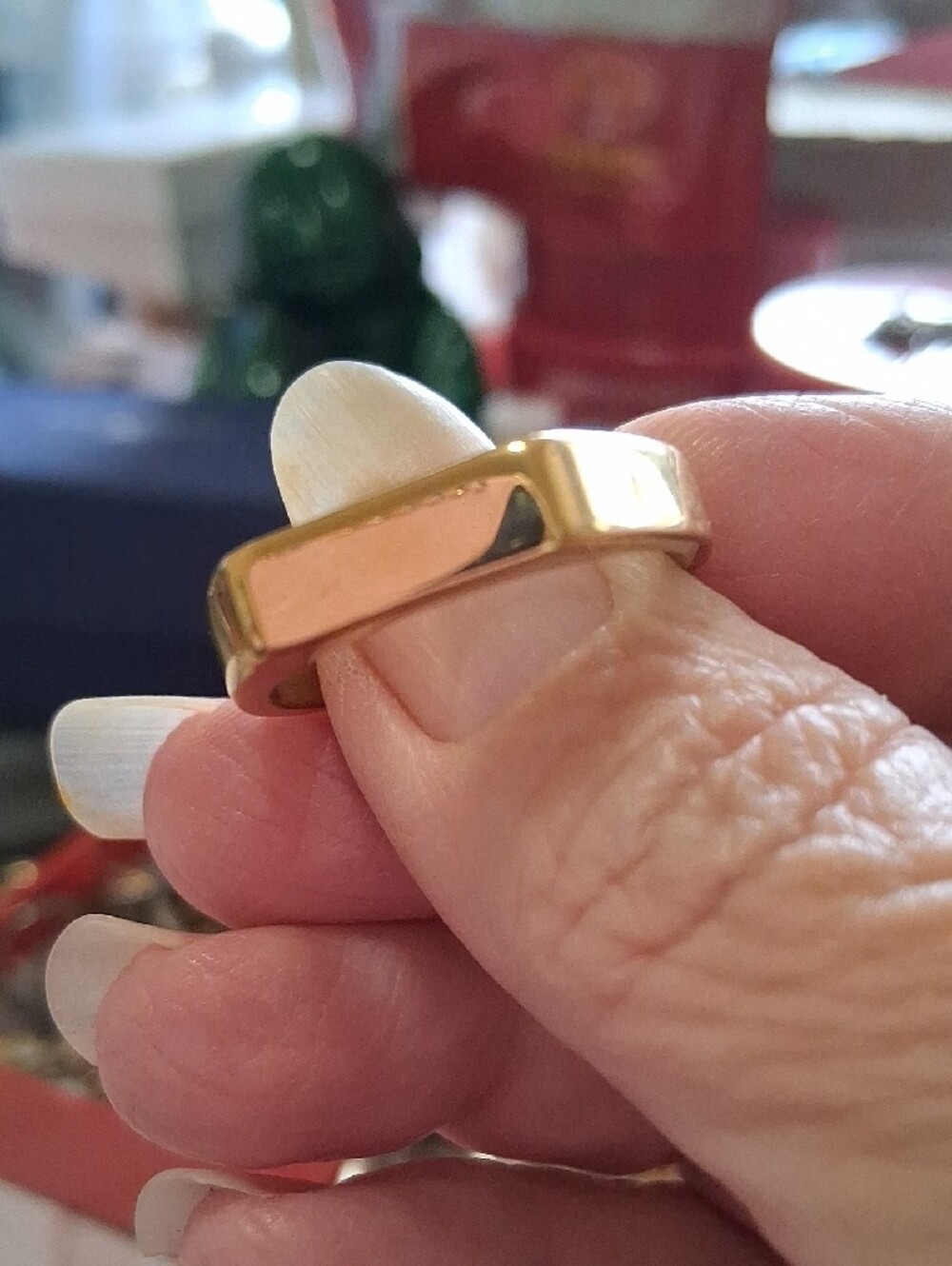 Source Unknown Gold Men's Signet and Band Ring Set on Red - Picture 4 of 5